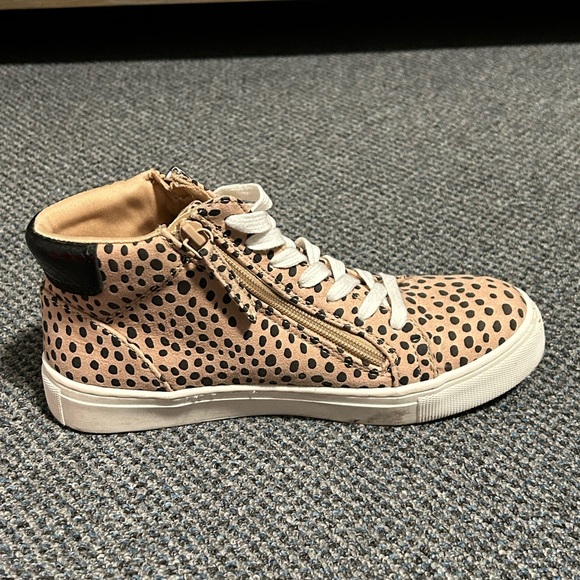 Universal Thread High Top Animal Print Sneakers - Picture 5 of 9